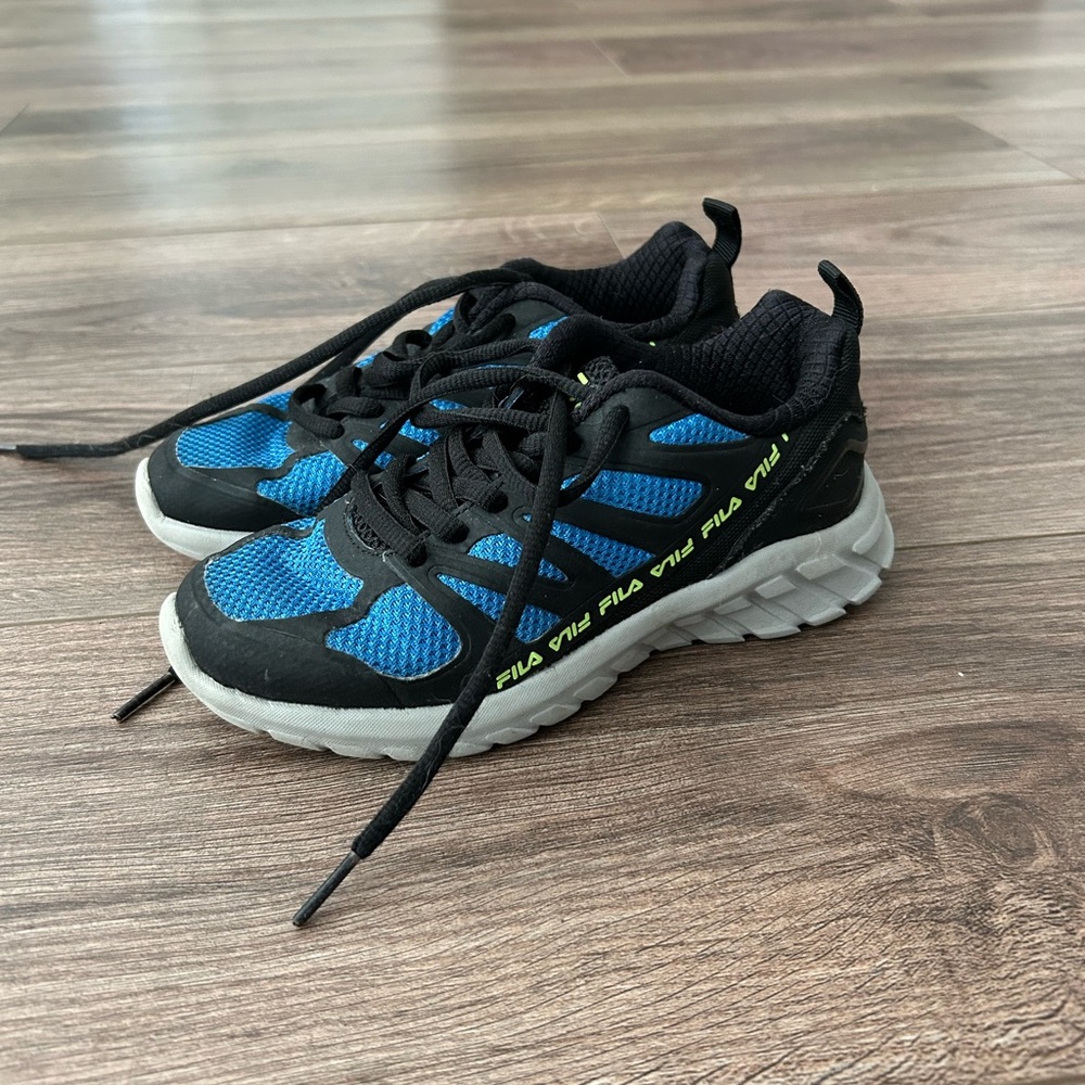 Boys fila tennis shoes